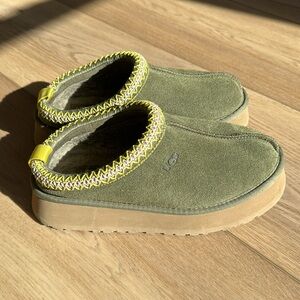 Ugg Tazz Platform Slippers Olive Green Size 8 - Great Condition